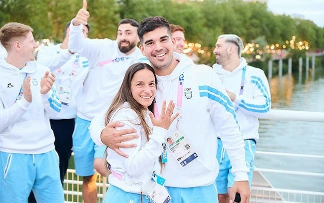 Cặp VĐV Argentina đính hôn tại làng Olympic