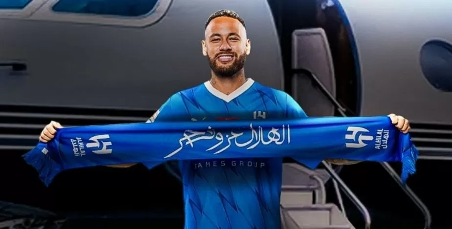 Neymar giơ khăn của Al Hilal trong ngày ra mắt. Ảnh: Al Hilal