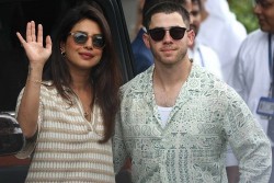 Hoa hậu thế giới Priyanka Chopra trở về quê Ấn Độ dự đám cưới con trai tỷ phú Mukesh Ambani