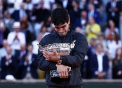 Làm nên lịch sử, Carlos Alcaraz lần đầu vô địch Roland Garros