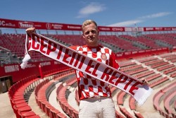 Rời MU, Van de Beek gia nhập Girona