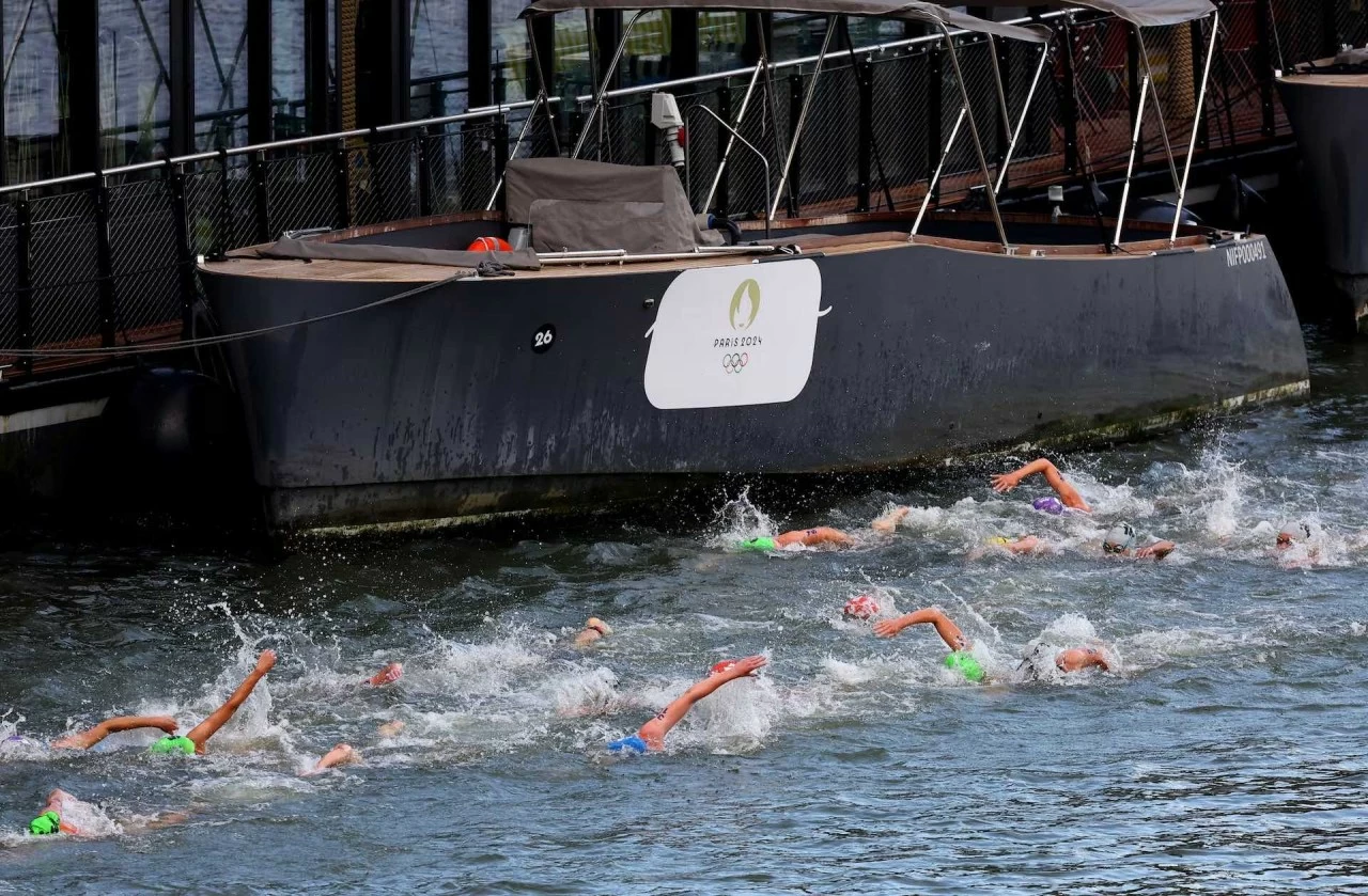 Olympic 2024: Hình ảnh cuộc thi bơi đầy tranh cãi trên sông Seine